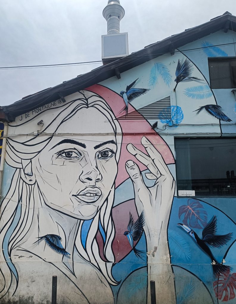 Mural kobiety z ptakami, Lizbona 2025 r.